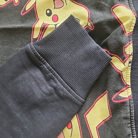 Pikachu Pullover - Picture 4 of 5